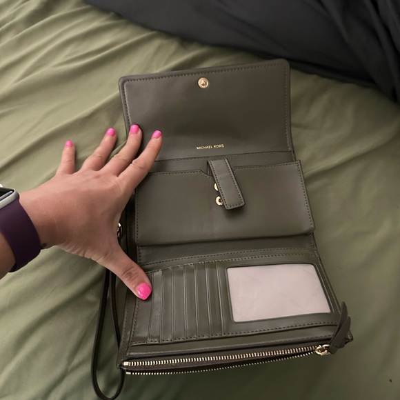 Michael Kors wristlet - Picture 2 of 4